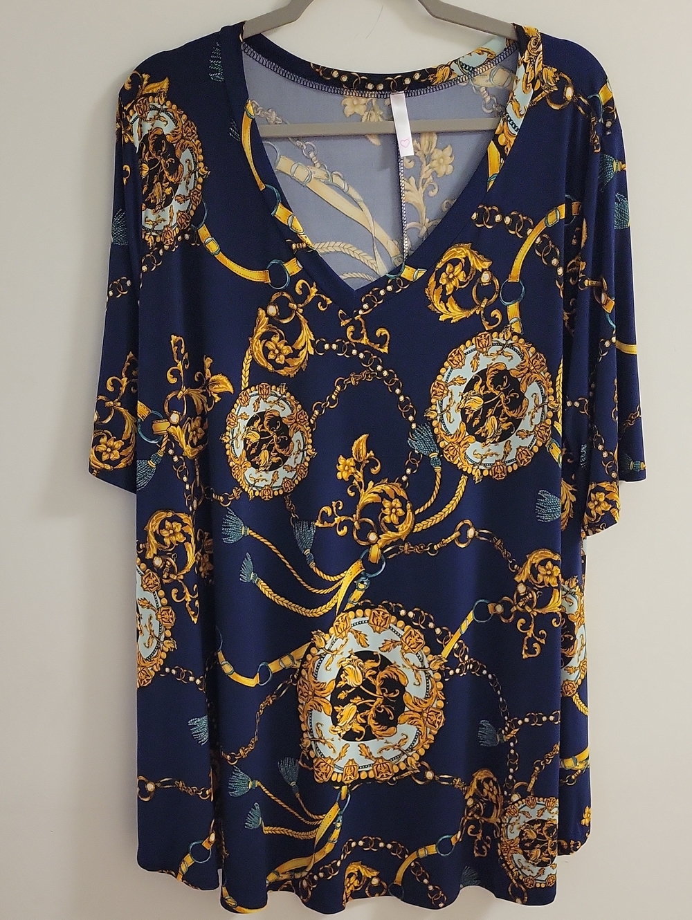 Curvy Luvie Women's Navy Chain-Print V-Neck Top Size 4x